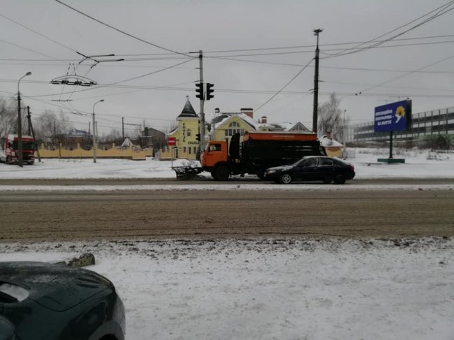 Від снігу тротуари Луцька чистять 12 машин. ФОТО