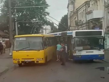 Не розминулися: у Луцьку тролейбус наїхав на маршрутку
