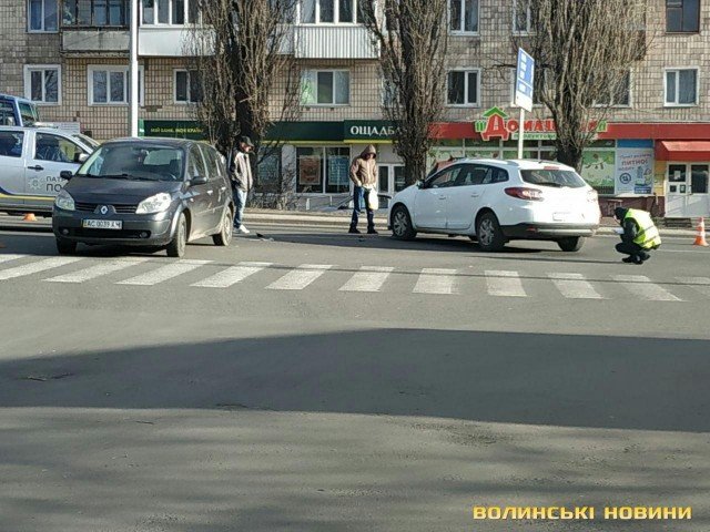 У Луцьку «поцілувались» дві Renault. ФОТО