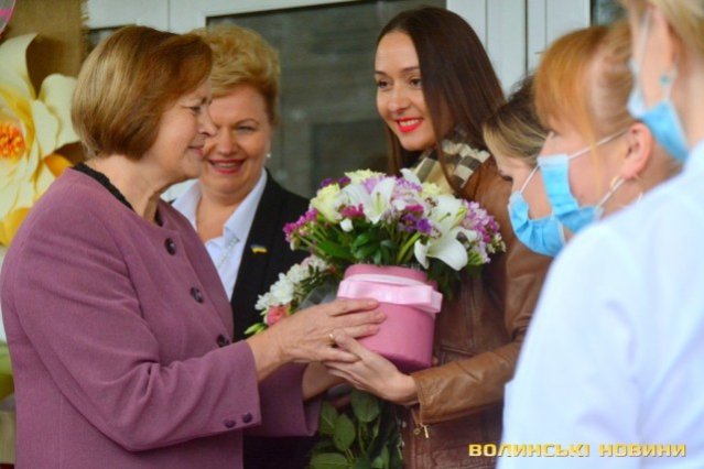 Четверта трійня у «Будинку щастя»: з перинатального центру виписали луцьку модель з донечками. ФОТО