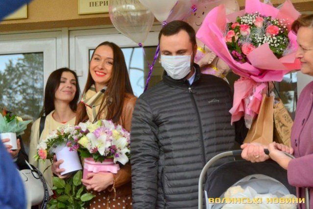 Четверта трійня у «Будинку щастя»: з перинатального центру виписали луцьку модель з донечками. ФОТО