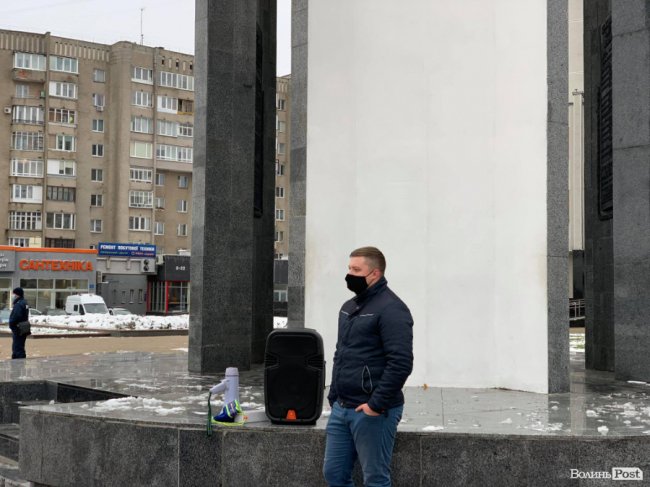 Під Волинську ОДА привели козу і «прощальний» оркестр. ФОТО