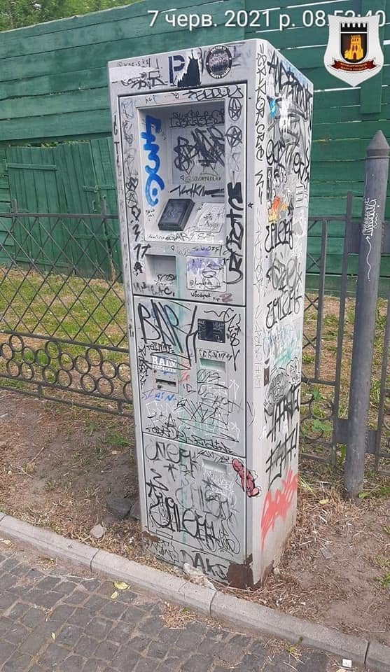У Луцьку демонтували паркомат на площі перед замком Любарта