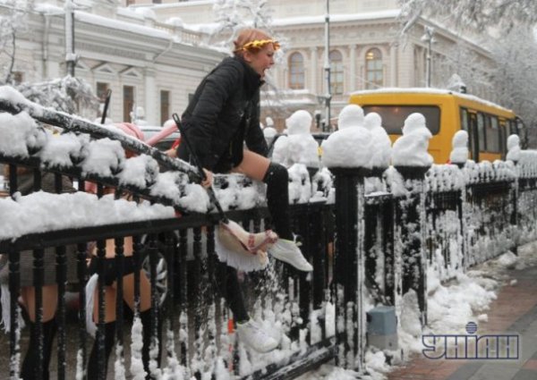 FEMEN намагалися прорватися до новообраних нардепів. ФОТО
