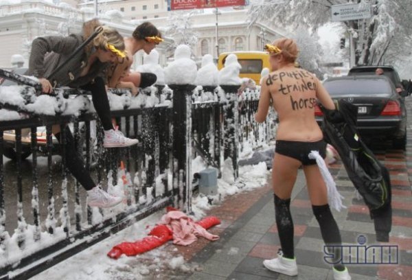 FEMEN намагалися прорватися до новообраних нардепів. ФОТО