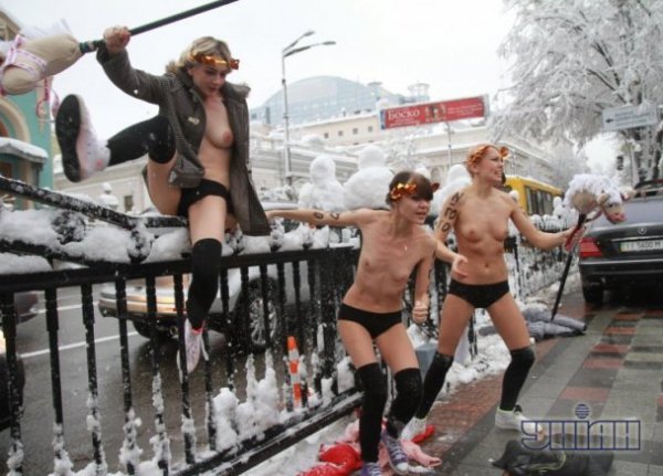 FEMEN намагалися прорватися до новообраних нардепів. ФОТО