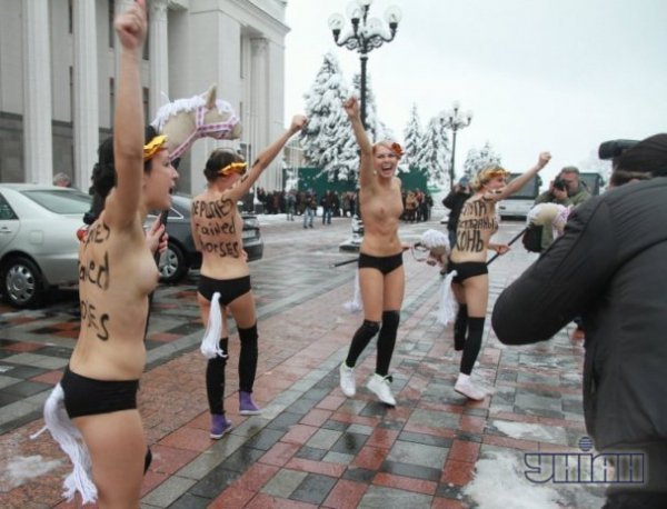 FEMEN намагалися прорватися до новообраних нардепів. ФОТО