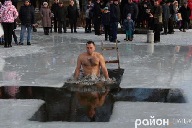 Поліцейські, депутати і підприємці: хто у крижану купіль волинського озера пірнав. ФОТО