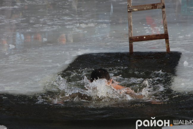 Поліцейські, депутати і підприємці: хто у крижану купіль волинського озера пірнав. ФОТО