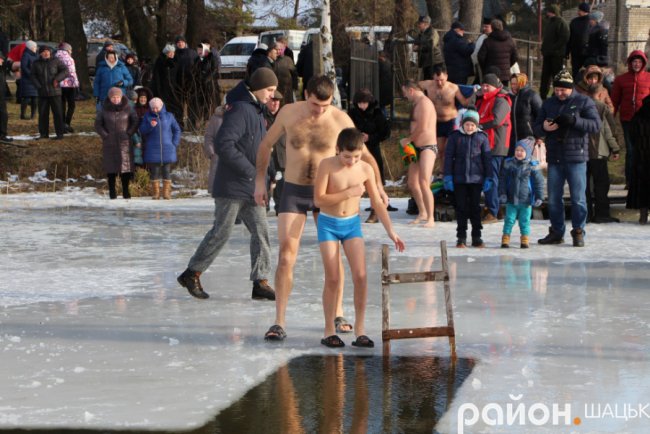 Поліцейські, депутати і підприємці: хто у крижану купіль волинського озера пірнав. ФОТО