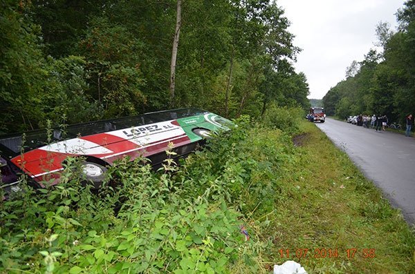 Смертельна аварія: легковик врізався в автобус з людьми. ФОТО