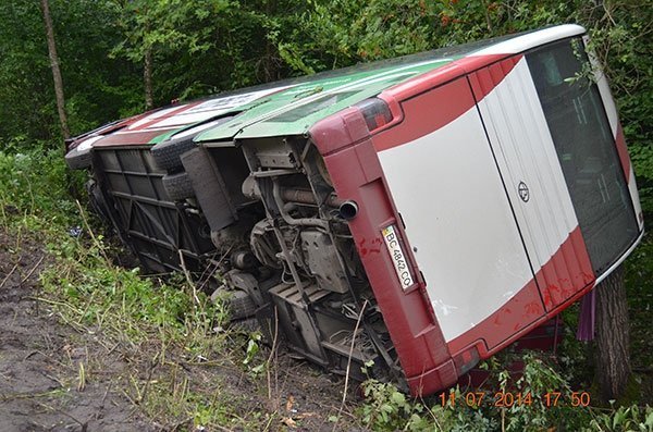 Смертельна аварія: легковик врізався в автобус з людьми. ФОТО