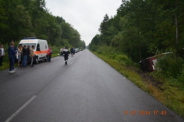 Смертельна аварія: легковик врізався в автобус з людьми. ФОТО