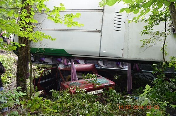 Смертельна аварія: легковик врізався в автобус з людьми. ФОТО