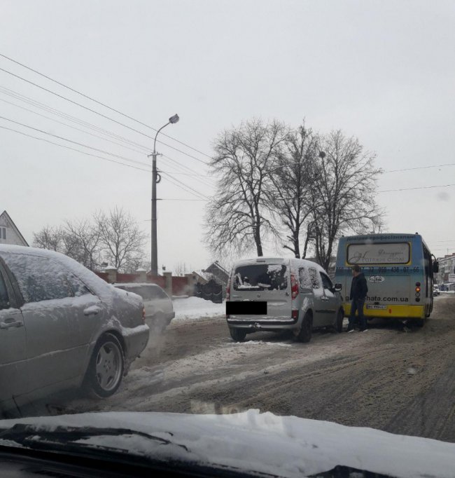 У Луцьку – ранкова аварія з маршруткою. ФОТО
