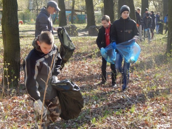 У Луцьку депутати, підприємці та школярі прибирали парк у мікрорайоні ЛПЗ. ФОТО