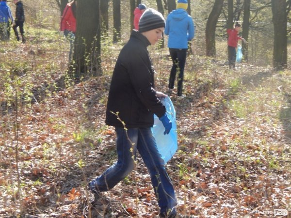 У Луцьку депутати, підприємці та школярі прибирали парк у мікрорайоні ЛПЗ. ФОТО