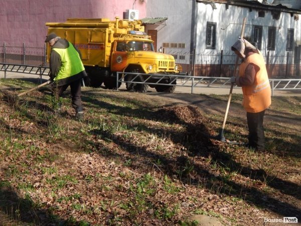У Луцьку депутати, підприємці та школярі прибирали парк у мікрорайоні ЛПЗ. ФОТО