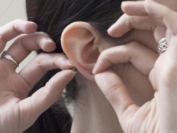 У Луцьку злодійка вкрала у 5 жінок сережки