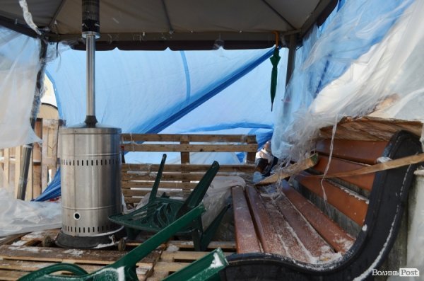 Наслідки нічного вітру на Євромайдані у Луцьку