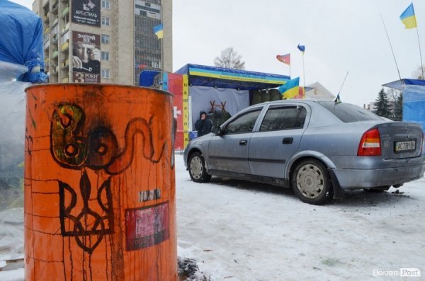 Зима прийшла: луцький Євромайдан мало не знесло вітром. ФОТО