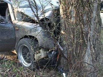 Авто врізалося у дерево: 15-річний водій у реанімації