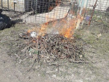 Карають гривнею: у Луцьку муніципали «ловили» паліїв