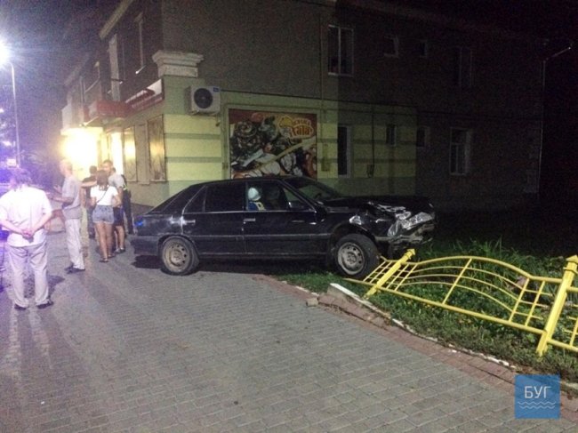 На Волині автівка вилетіла з дороги та знесла огорожу. ФОТО. ОНОВЛЕНО