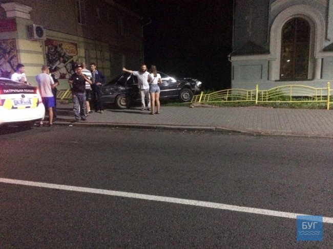 На Волині автівка вилетіла з дороги та знесла огорожу. ФОТО. ОНОВЛЕНО