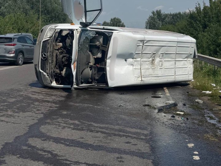 Біля Луцька перекинувся автомобіль: 19-річний водій не впорався з керуванням