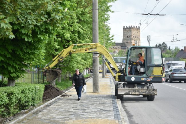 Біля луцького ринку відремонтували пішохідні доріжки. ФОТО