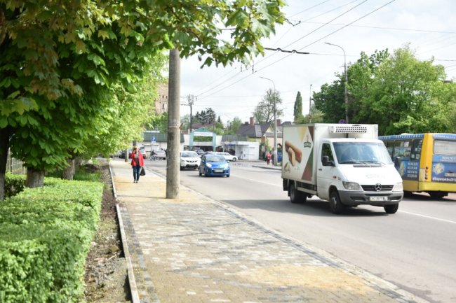 Біля луцького ринку відремонтували пішохідні доріжки. ФОТО