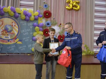 У Луцьку нагородили дітей, які врятували бабусю з пожежі