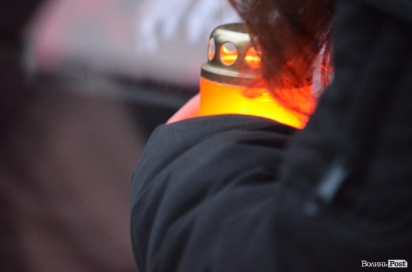 До Героїв Небесної сотні від лучан полинули ліхтарики. ФОТО