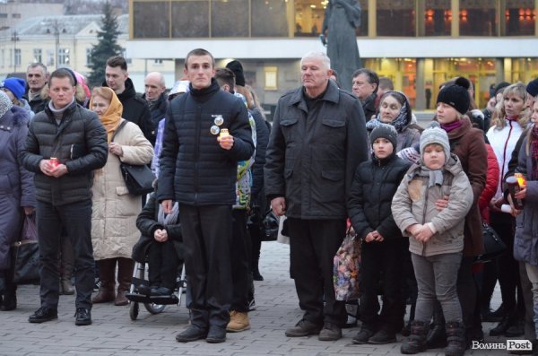 До Героїв Небесної сотні від лучан полинули ліхтарики. ФОТО