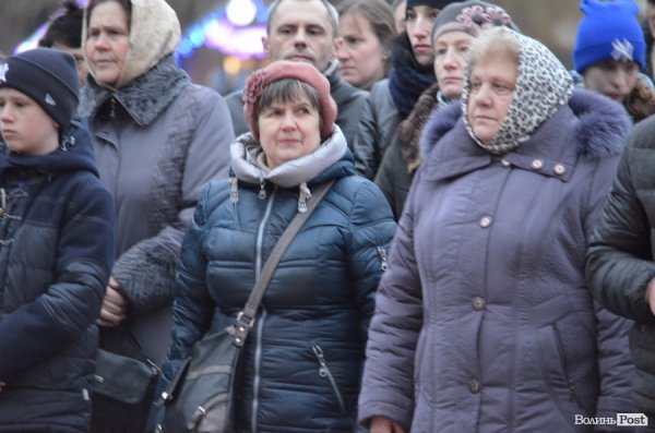 До Героїв Небесної сотні від лучан полинули ліхтарики. ФОТО