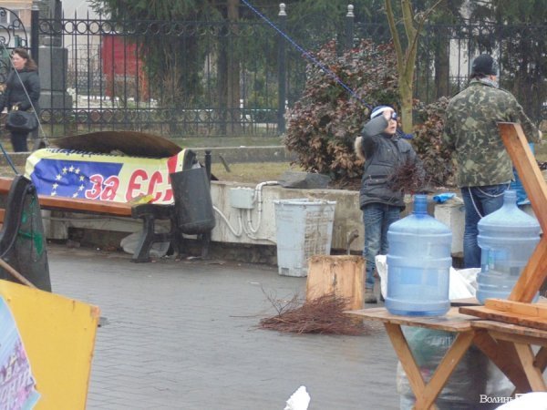 У Луцьку розбирають наметове містечко. ФОТО