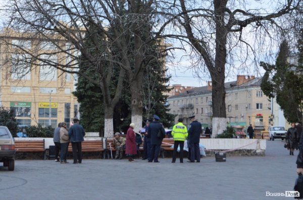 У центрі Луцька помер безпритульний. ФОТО