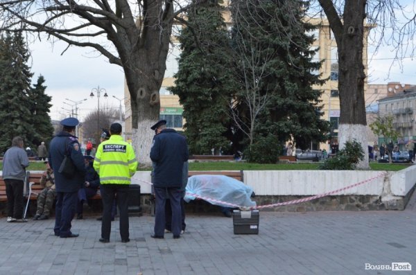 У центрі Луцька помер безпритульний. ФОТО
