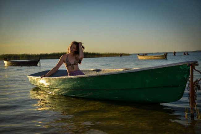 Озерна еротика: як звабливі красуні позували на Світязі. ФОТО