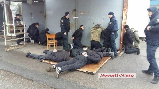 У Миколаєві банда з 18 осіб намагалась пограбувати ринок. ФОТО