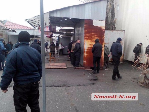 У Миколаєві банда з 18 осіб намагалась пограбувати ринок. ФОТО