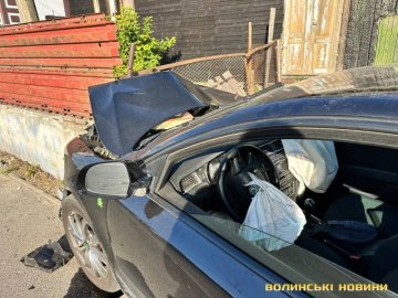 Водію стало зле: у Луцьку автівка збила дорожній знак та в`їхала в огорожу. ФОТО