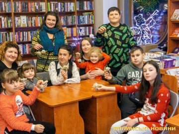 У Луцьку діти створювали різдвяних янголів з шишок. ФОТО