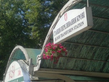 У Луцьку муніципали проводять озеленення поблизу торгових точок. ФОТО