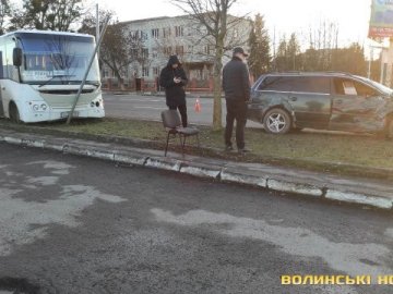 У Луцьку рейсовий автобус зіткнувся з легковиком: є постраждалі