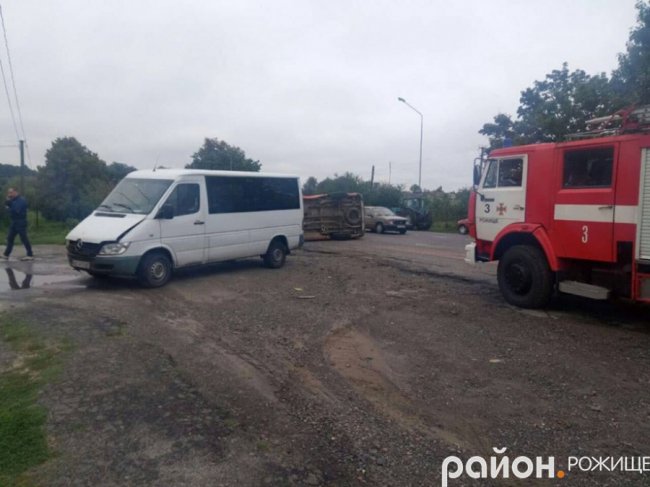 Аварія на Волині: бус злетів та перевернувся. ФОТО