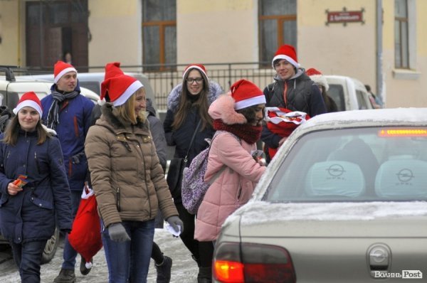 Луцьком пройшов парад помічників Святого Миколая
