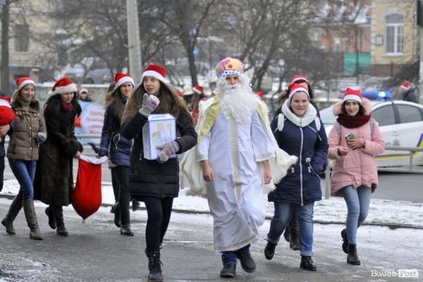 Луцьком пройшов парад помічників Святого Миколая