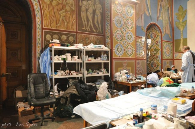 Церква, медики, тіла: священик з Волині показав трагічні кадри з протистояння на Майдані 5-річної давності